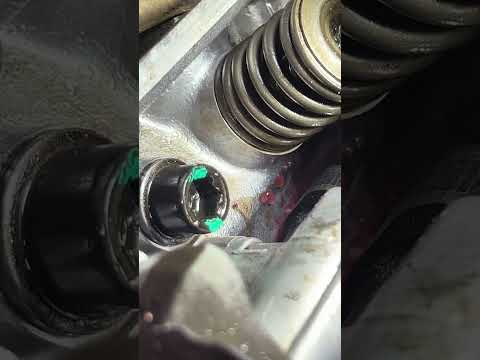 The engine overhaul failed this time, unexpected and surprising, isn't it? #CarRepairRoutine