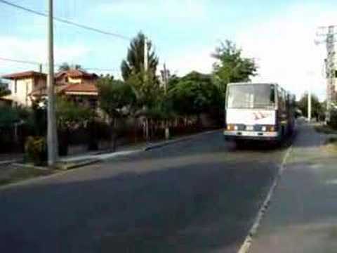 Piros 144-es halad el a garázs felé az Olga utcától