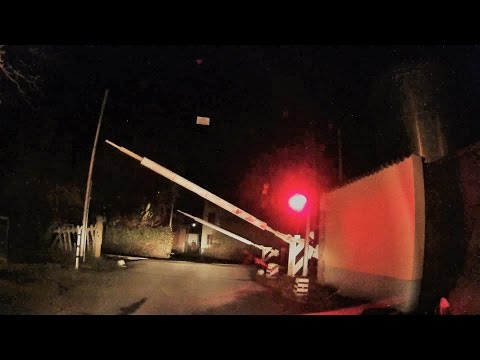 Passaggio a livello Strevi Via Molino, treno in transito e alzamento barriere # railroad crossing