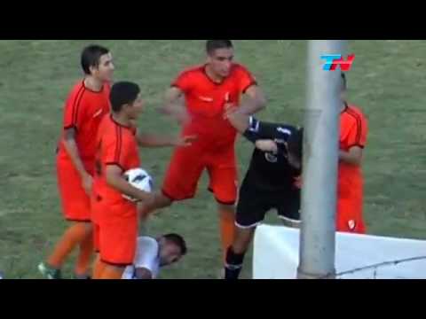 El cachetazo de Lucas Torres al árbitro - Lugano 1-3 Arg de Rosario - 09/05/16 (Gentileza TN)