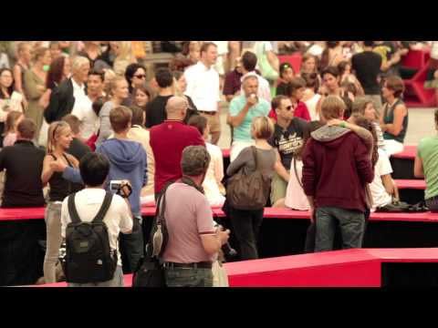 Staged Flashmob – Walzertraum im Museumsquartier | Volksoper Wien