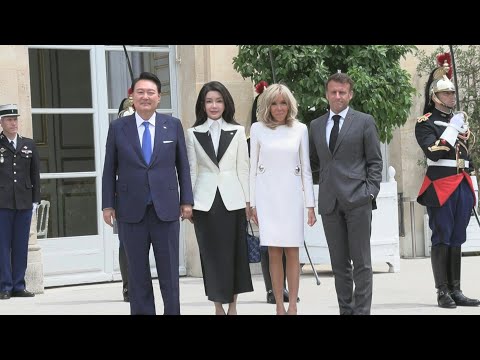 French President Emmanuel Macron welcomes his South Korean counterpart | AFP