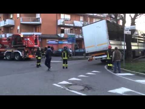 Bizzozero, camion incastrato: i vigili del fuoco liberano la strada