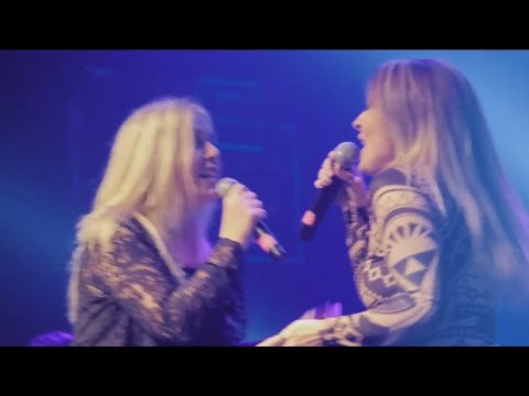 Μπλε - Εσύ δεν ζεις πουθενά (20 χρόνια live)