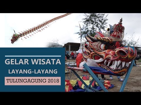 Layangan Raksasa Diterbangkan Di Langit Pantai Gemah