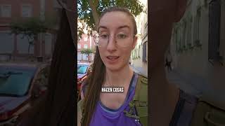 Carmen López explica cómo afiliarse al Frente Obrero.