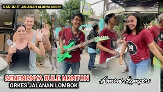 Download lagu SENEGNYA BULE SWISS BISA NONTON ORKES JALANAN LOMBOK DI KUTA mp3 Download lagu SENEGNYA BULE SWISS BISA NONTON ORKES JALANAN LOMBOK DI KUTA mp3
