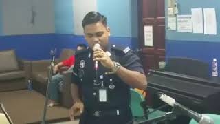 Download lagu Bukan biasa-biasa suara abang polis ni mp3