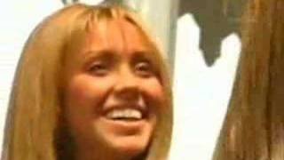 Lynda cantando en Amil por Hora con Anahi