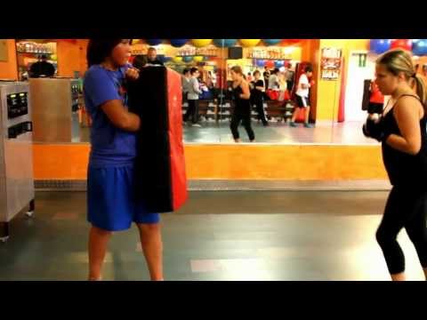 2012-09-13 Kickboxen Schüler/innen - Eva am Schlagpolster im Sugambrer Fightclub