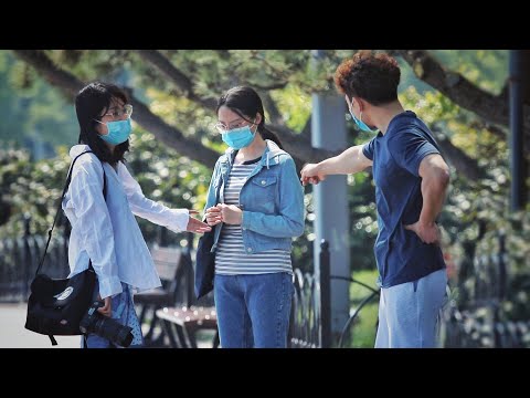 小伙當街嫌棄女友穿著保守，路人：我覺得是你配不上她！