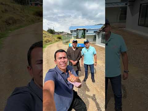 Vibrocompactador y banco de maquinaria para vías rurales