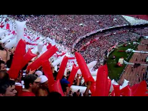 "river vs boca - solo le pido a dios!!boca empeza a correr!!ahi viene la 12 de la federal!!" Barra: Los Borrachos del Tablón • Club: River Plate