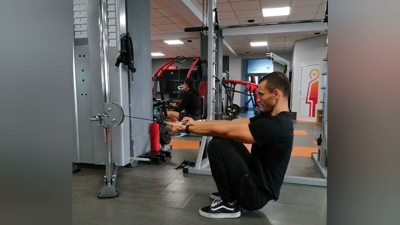 Flexii pentru biceps, din stând ghemuit, la scripete