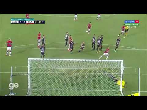 Boa cobrança de falta que quase terminou com o gol do vitinho