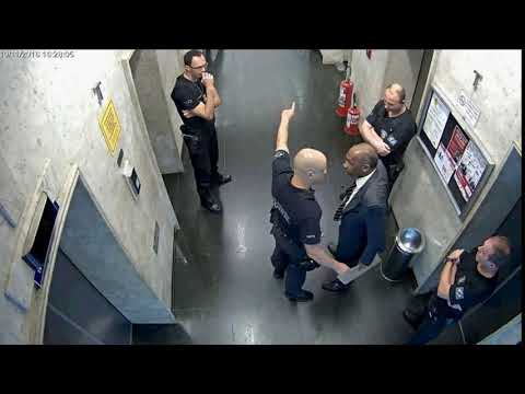Advogado negro é agredido e algemado após ser impedido de usar elevador no TRT