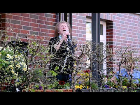 Coronavirus: Musician Geff Harrison sings for neighbours from Hamburg terrace | AFP