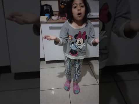 Maria Fernanda Kids.... Cantando a musiquinha que aprendeu na escolinha...♥