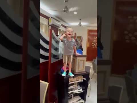 3 YEAR OLD EXCITES CROWD BY RECITING SHEMA YISRAEL #shorts #jewish #orthodox #prodigy