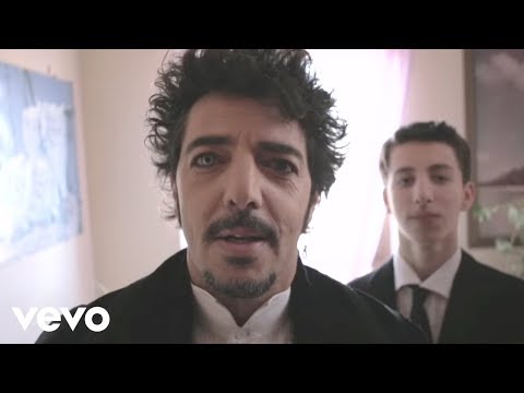 Video per il significato della canzone Sotto casa di Max Gazzè