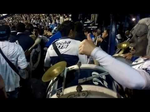 "la banda de la 22 - en la puerta y entrando 7/10/2013" Barra: La Banda de Fierro 22 &bull; Club: Gimnasia y Esgrima