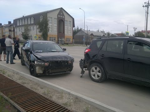 Не успел проскочить.ДТП на перекрестке в Югорске, ул Магистральная и Менделеева. 30.07.2015г.