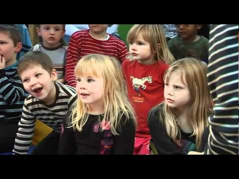 Spelar storebror Markus i föreställningen Leklådan. Den handlar om vad som är på riktigt och vad som är på låtsats.