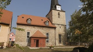 TV report: Discovery tour through the Romanesque church in Flemmingen with Pastor Hans-Martin Ilse