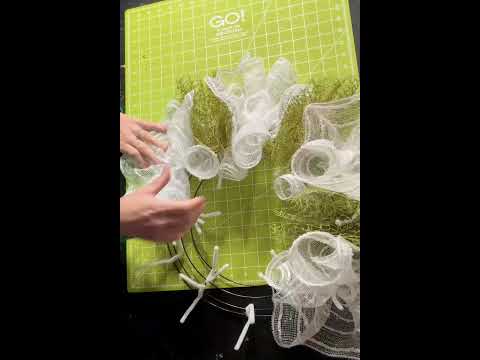 Давайте добавим проволоку и сетку для создания настоящего зимнего венка. #изготовлениевенков #рож...