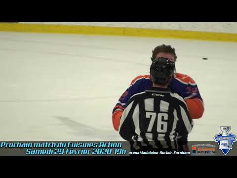 Danyck Calgaro se fait frapper par le gardien de but