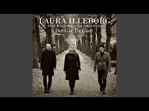 Sidder På Femmeren Med Mugger Og Drikker Blå Gajol (feat. Knud Møller, Niels Dahl)