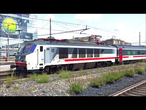 Treno Intercity con locomotiva FS E.401 in transito alla stazione ferroviaria di Roma Tiburtina