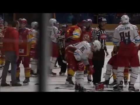 Hromadná bitka v zápase HKM Zvolen - HK Dukla Trenčín (9.3.2018)