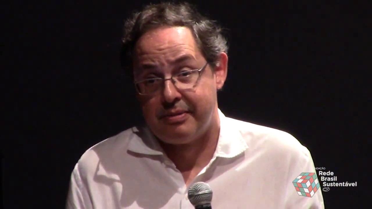 Eduardo Giannetti faz sua exposição no seminário sobre economia