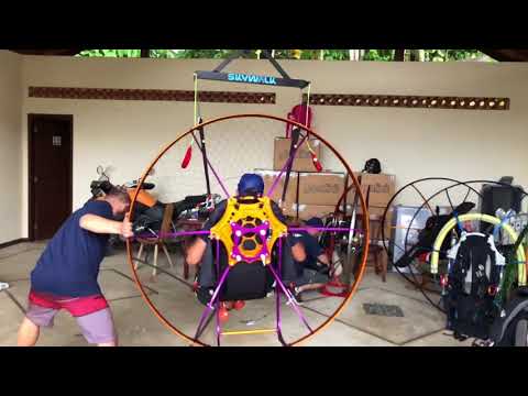 Simulação de lançamento, checagem, redobragem e reinstalação do paraquedas de emergência.