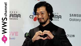 青木崇高、大人の魅力がたまらないダークスーツ姿で登場！「ハートポーズ」も披露し会場を沸かせる＜2023 MAMA AWARDS＞