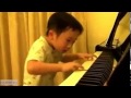 Китайский ребёнок виртуозно играет на пианино 