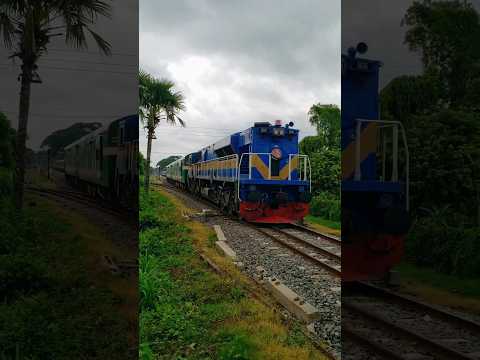 Bangladeshi running train#tending #viral #shorts #nature #bangladesh