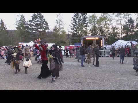 Tanz der Wolfshäger Hexenbrut an Walpurgis 2017, zum Lied "Atemlos" von Helene Fischer