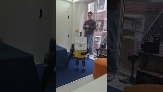 “나 좀 일으켜줘” 말하는 캐릭터 로봇…유튜브 긱블, 로봇 사업 뛰어든다