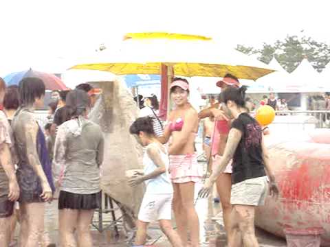 Boryeong mud festival - random gals.MPG