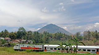 Download lagu Kereta Api Ditarik Lokomotif CC 203 Meraung Oleng Meliuk Sangar Lintas Gunung mp3