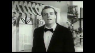 Kadr z teledysku Piove (Ciao Ciao Bambina) tekst piosenki Johnny Dorelli