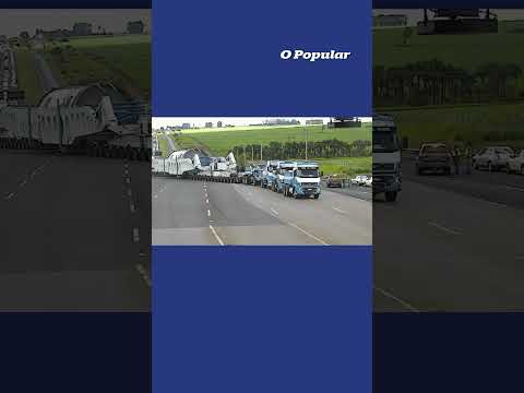 Carreta gigante com mais de 600 toneladas levando moinho chama atenção pelas rodovias de Goiás