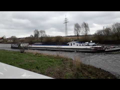 Schiffsbegenung GMS Joliba zu Tal und GMS Weserbergland zu Berg auf der Hunte Oldenburg Drielake.