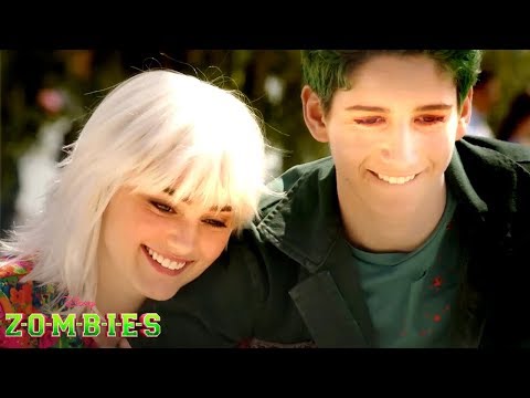 Deleted Scene: Zoey Plays with a Puppy! 😍 🐶 | ZOMBIES | @disneychannelmusic