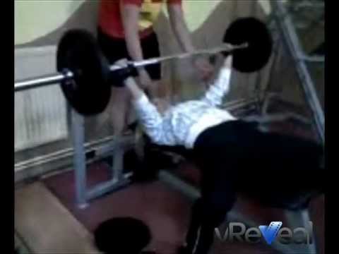 Girl bench press 67.5 kg / 148.8 lbs