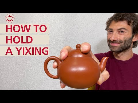 How to hold an Yixing teapot: classic methods and nuances