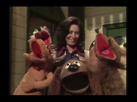 The Muppet Show - 308: Loretta Lynn - Backstage #3/“Oh, Lonesome Me” (1978)