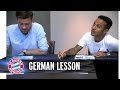 Xabi Alonso und Thiago lernen Deutsch